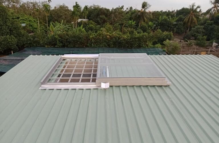 Làm mái che giếng trời bằng tôn, bạt