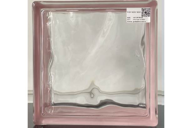Khối thủy tinh màu hồng với bề mặt lượn sóng, dùng trong xây dựng và trang trí nội thất.