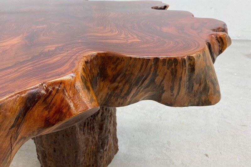 Bàn gỗ tự nhiên màu nâu đỏ, bề mặt vân gỗ nổi bật, phong cách mộc mạc và sang trọng.