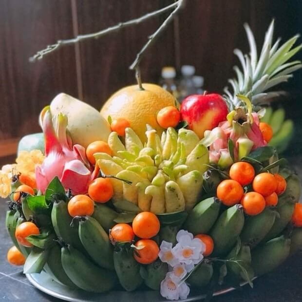 Mâm ngũ quả truyền thống với chuối, bưởi, phật thủ, thanh long, táo, thể hiện sự sung túc và may mắn trong năm mới.