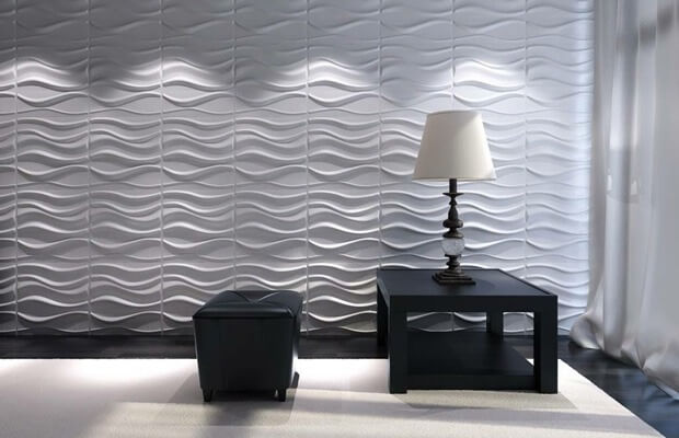 Tường 3D sóng trắng với ghế và bàn đen, đèn bàn, rèm cửa tạo không gian nội thất hiện đại, sang trọng.