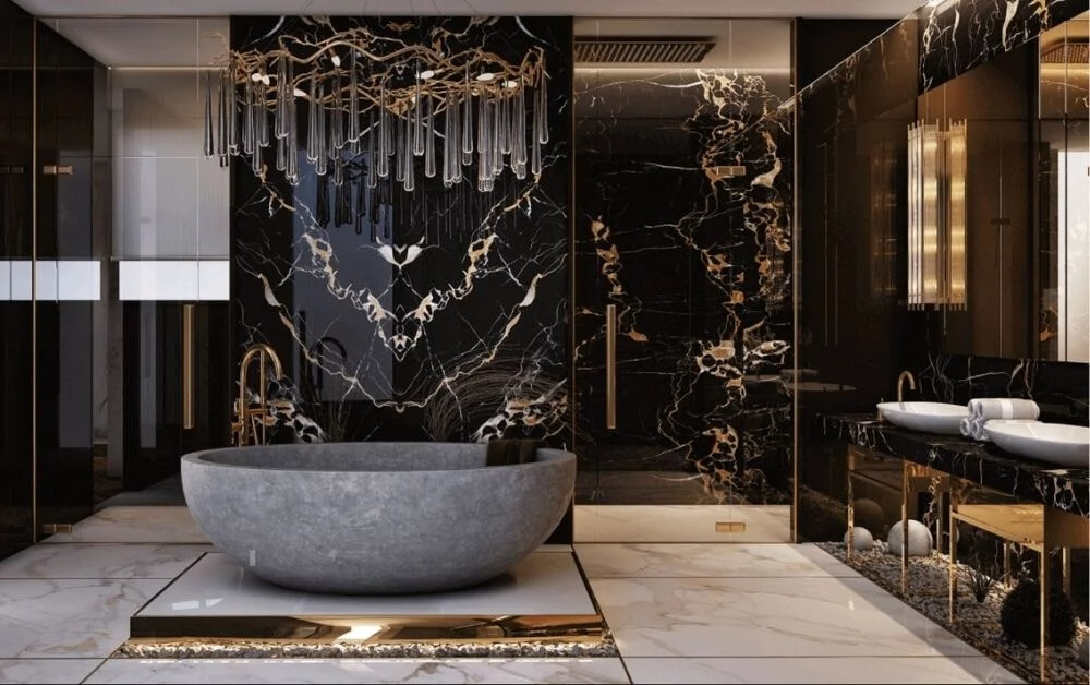 Phòng tắm sang trọng với bồn tắm đá cẩm thạch, trang trí đèn chùm và tông màu đen vàng đẳng cấp.