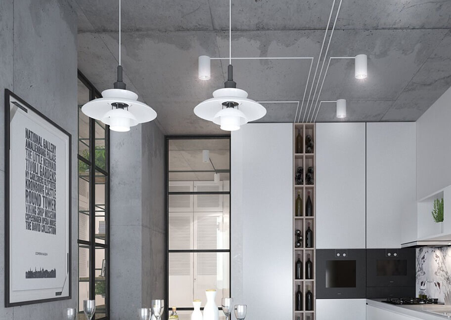 Căn bếp hiện đại với trang trí tối giản, đèn treo và tủ bếp trắng, nhấn mạnh phong cách công nghiệp.