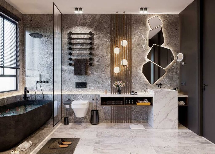 Phòng tắm hiện đại với bồn tắm đen, gương nghệ thuật, đèn treo, và tường đá cẩm thạch sang trọng.