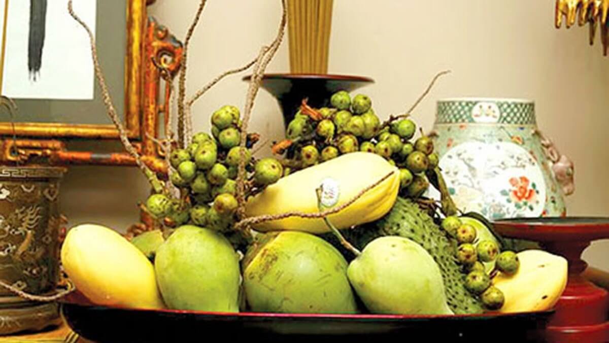Mâm ngũ quả truyền thống Việt Nam với chuối, xoài, mãng cầu, đu đủ và sung trên bàn thờ dịp Tết.