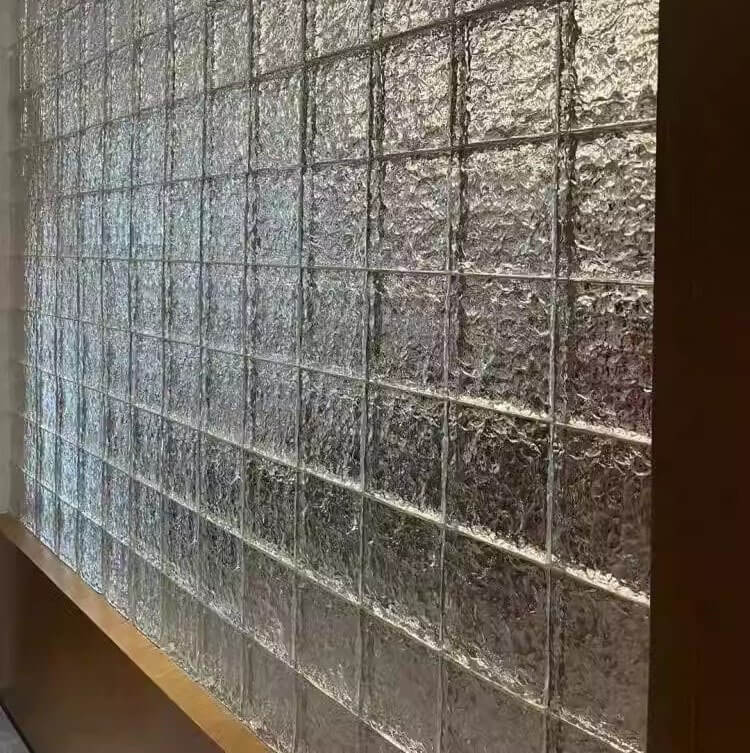 Bức tường kính họa tiết, ánh sáng tự nhiên chiếu qua, tạo không gian nội thất hiện đại và độc đáo.