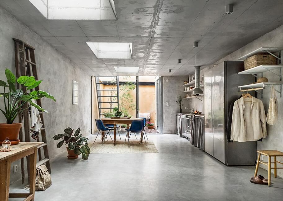 Không gian phòng bếp hiện đại với cây xanh, bàn ghế gỗ, ánh sáng tự nhiên.