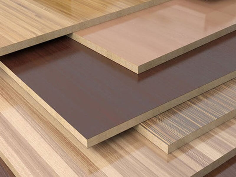 Các tấm ván gỗ công nghiệp phủ laminate nhiều màu sắc, dùng trong sản xuất nội thất.