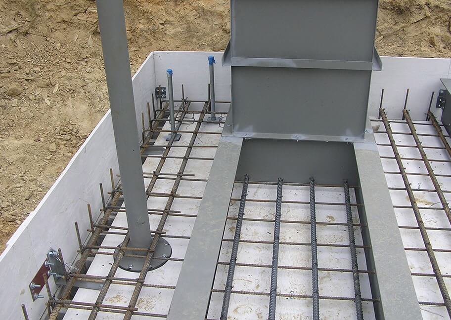 Khung thép và sàn bê tông cốt thép trong quá trình xây dựng móng nhà.