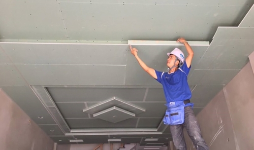 Cách đóng trần thạch cao giật cấp đúng kỹ thuật, bền đẹp
