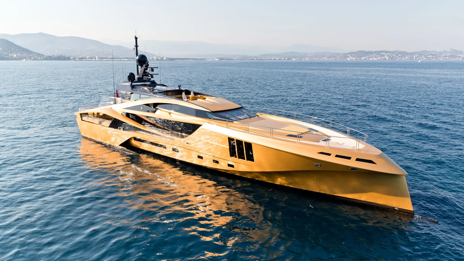 Yacht – Tài Sản Siêu Thực Của Giới Siêu Giàu: Khẳng Định Quyền Lực và Khát khao Trốn Khỏi Thế Giới